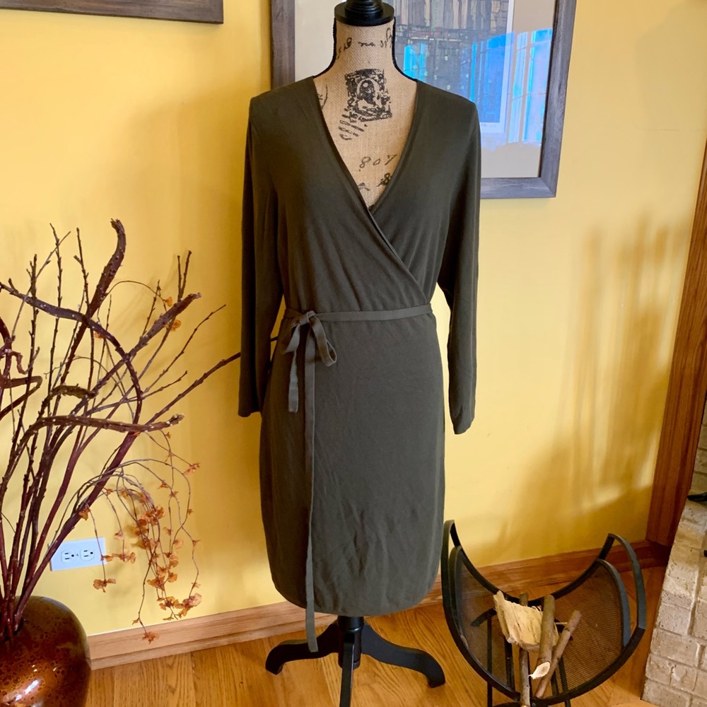 Bannana Republic wrap knit v-neck dress.  XL.  Dark Cypress Green